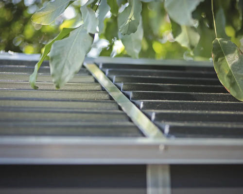 Detailaufnahme eines Metalldachs mit Verstrebungen.