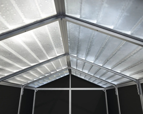 Inneres eines Gerätehauses mit Metalldachkonstruktion