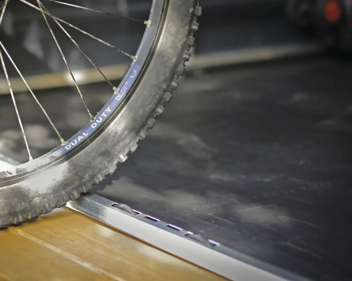 Detailansicht eines Fahrradreifens auf einem Bodenbelag