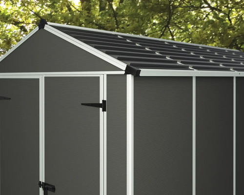 Detailansicht eines Gerätehauses mit Doppeltür und Satteldach