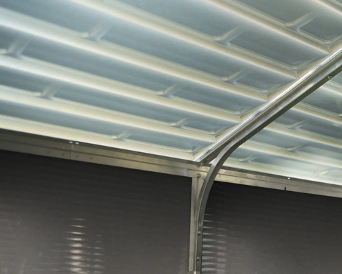 Detailansicht einer Terrassenüberdachung mit Stahlrahmen und lichtdurchlässigen Platten