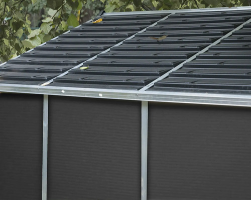 Detailansicht eines Gartenhauses mit Metalldach
