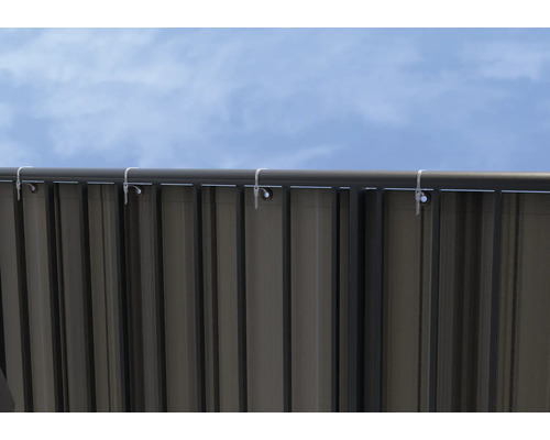 Trapezblech mit Halterung vor blauem Himmel