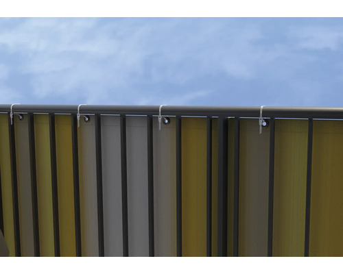 Sichtschutzstreifen an einem Zaun mit Kabelbindern befestigt.