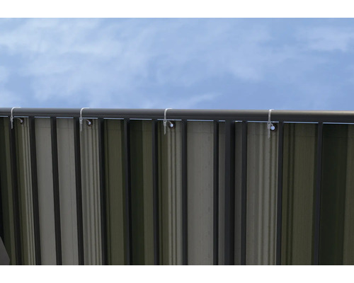 Detailansicht einer Markise mit Streifenmuster und Aufhängung