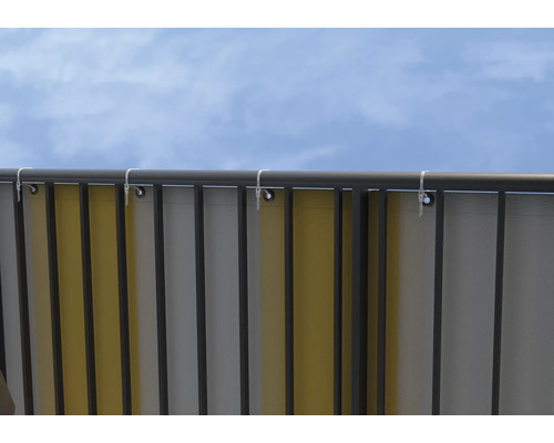 Aussenjalousie mit vertikalen Lamellen und Befestigungsclips