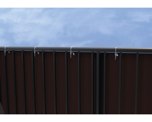 Detailansicht einer braunen Sichtschutzwand mit Metallrahmen und Befestigung
