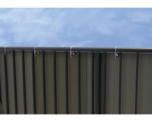 Sichtschutzwand mit Befestigung am Geländer vor blauem Himmel