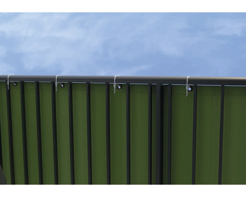 Detailansicht eines Sichtschutzzauns mit grünen Lamellen und Befestigungselementen