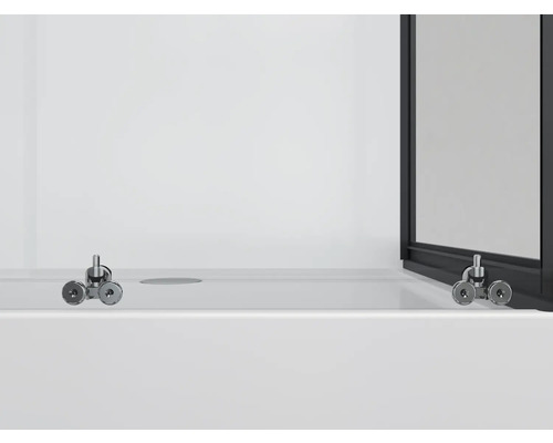 Vue détaillée d''une cabine de douche avec porte coulissante et mécanisme à roulettes