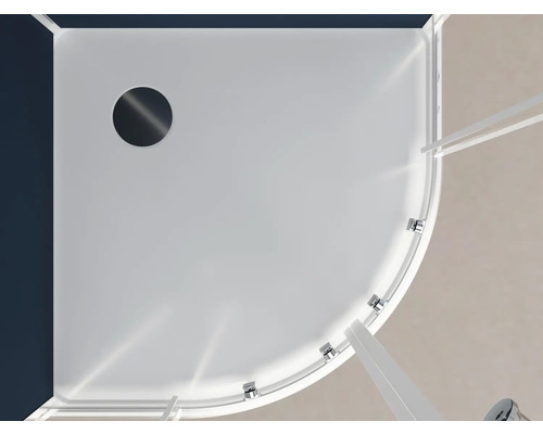 Vue de dessus d''un receveur de douche avec écoulement et paroi de douche