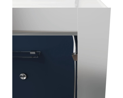 Vue détaillée d''un meuble de salle de bains avec porte-serviettes et robinetterie