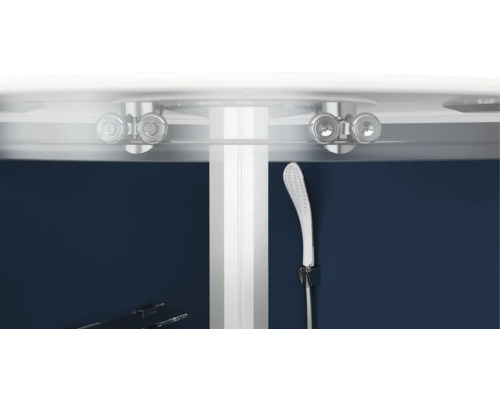 Gros plan d''une cabine de douche avec système de porte coulissante, pommeau de douche et étagère