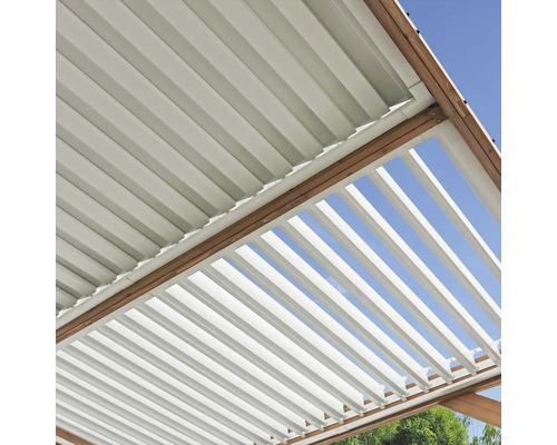 Vue détaillée d''une pergola avec toit à lamelles et cadre en bois.
