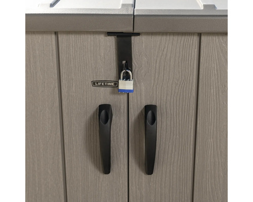 Detailansicht eines Gartenschranks mit Vorhängeschloss, Griffen und Lifetime Logo
