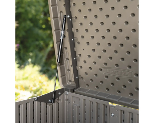 Detailansicht des geöffneten Deckels einer Gartenbox mit Gasdruckfeder