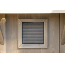 Vue détaillée d''un abri de jardin en bois avec grille de ventilation