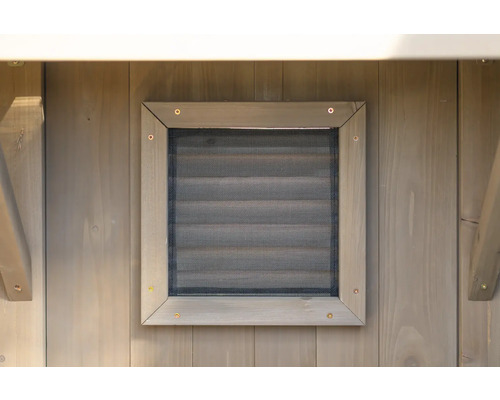 Vue détaillée d''un abri de jardin en bois avec grille de ventilation