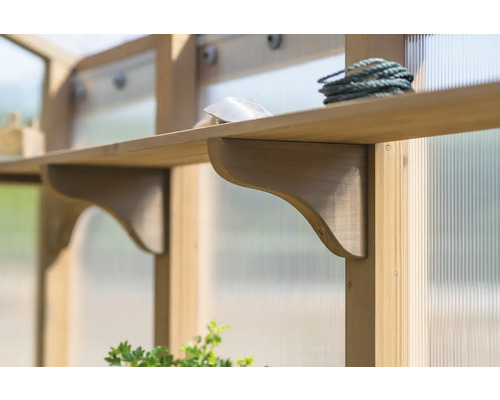 Étagère en bois avec outils dans une serre