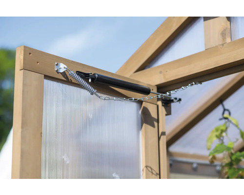 Gros plan d''un ouvre-fenêtre automatique sur une fenêtre de serre