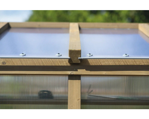 Vue détaillée d''une serre avec cadre en bois et panneaux transparents