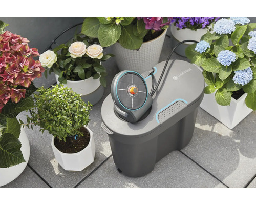 Gardena Logo. Bewässerungssystem mit Blumen auf einer Terrasse.