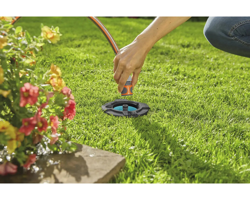 Arrosage de jardin avec arroseur escamotable carré dans la pelouse.