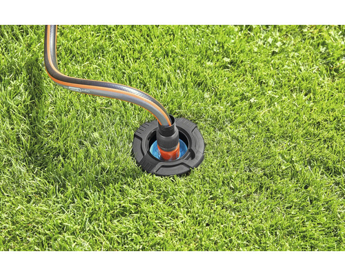 Boîtier de raccordement d''irrigation avec tuyau d''arrosage sur pelouse