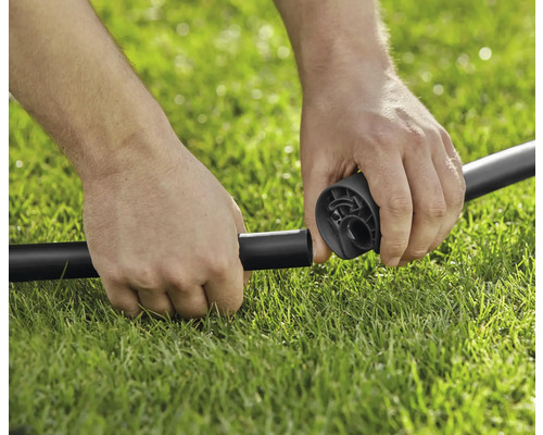 Montage d''un système d''irrigation dans le jardin.