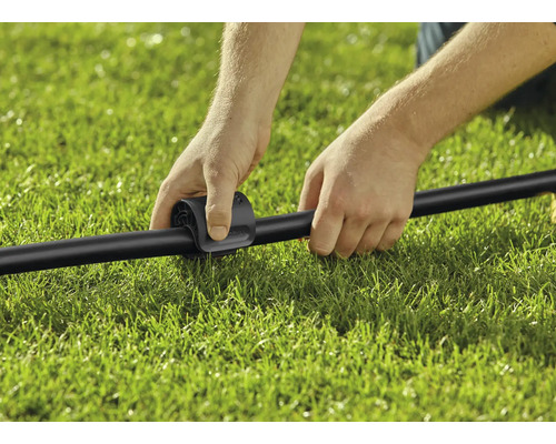 Installation du système d''arrosage de jardin sur pelouse