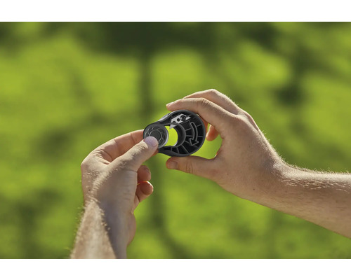 Personne tenant un outil de fixation pour plantes