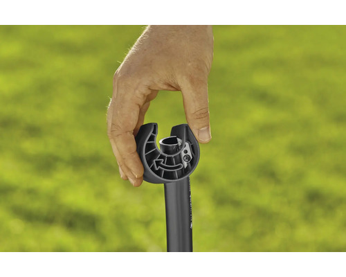 Main tenant l''accessoire de coupe-bordures