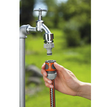 Gartenschlauch wird an einen Wasserhahn angeschlossen