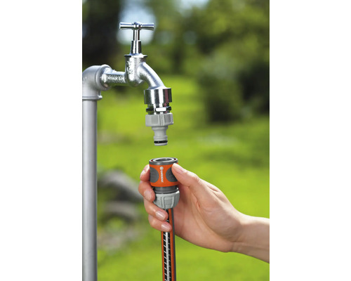 Raccord de tuyau d''arrosage sur robinet d''eau dans le jardin.