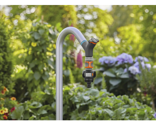 Raccord de tuyau d''arrosage avec robinet dans le jardin