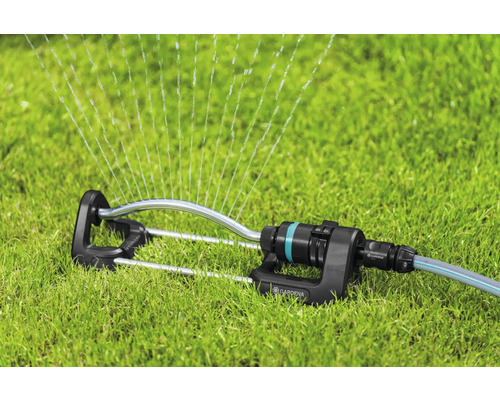 Arroseur oscillant Gardena sur pelouse avec jets d''eau