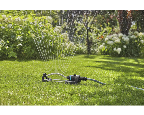 Arroseur de gazon arrosant une pelouse