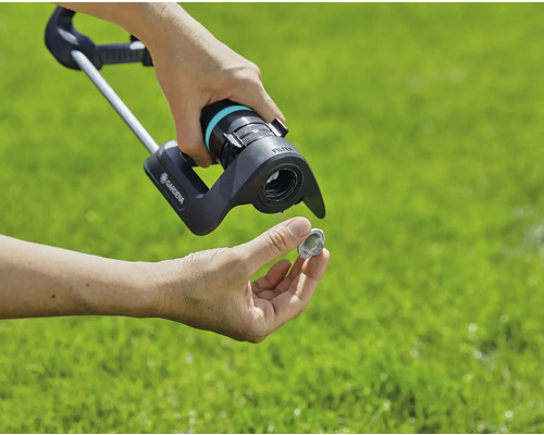 Personne tenant le filtre d''un arroseur Gardena dans la main