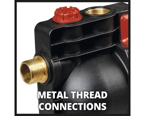 Vue détaillée d''une pompe domestique avec raccords filetés en métal