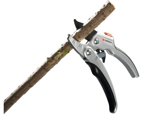 Gardena Astschere schneidet einen Ast.