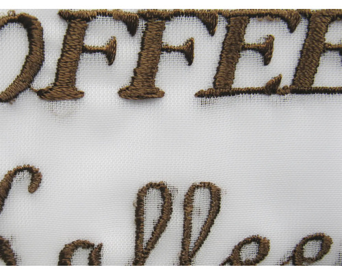 Detailansicht von besticktem Stoff mit dem Wort Kaffee