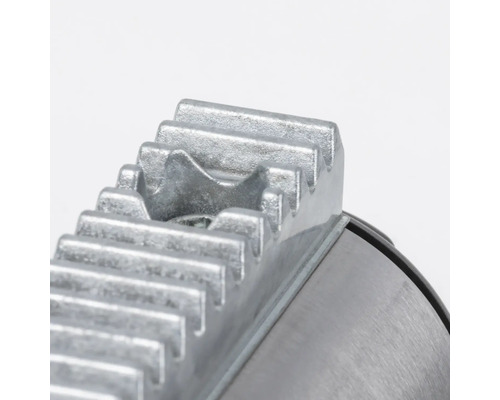 Vue détaillée d''un rail métallique avec structure dentée