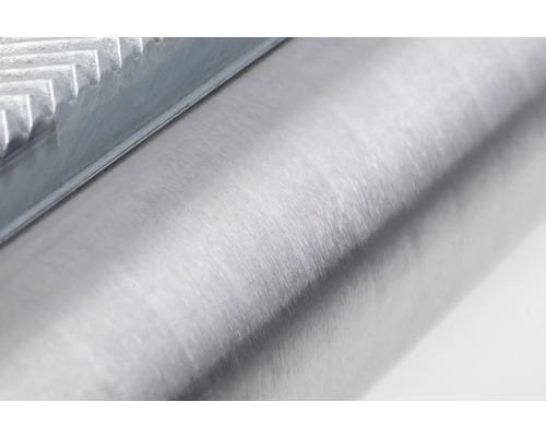 Gros plan d''un corps de rabot en métal avec une structure dentée