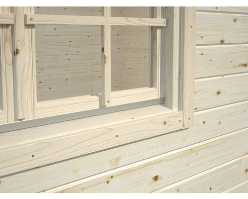 Detailansicht eines Holzfensters in einer Holzwand