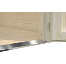 Vue détaillée d''une cabane en bois avec seuil d''entrée en métal.