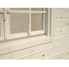 Vue détaillée d''une maison en bois avec fenêtre