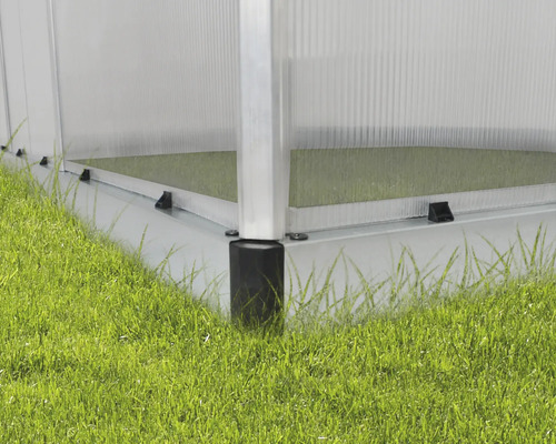 Vue détaillée d''une serre sur des fondations avec une pelouse