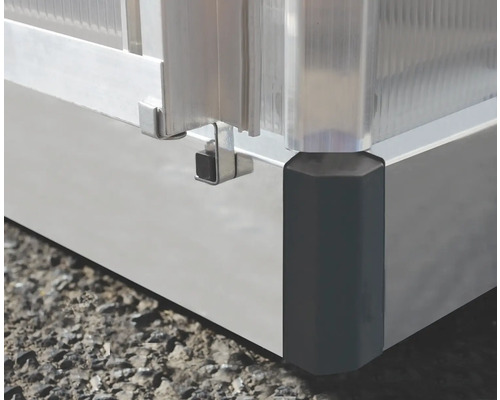 Gros plan d''une serre avec cadre en aluminium et protection d''angle.