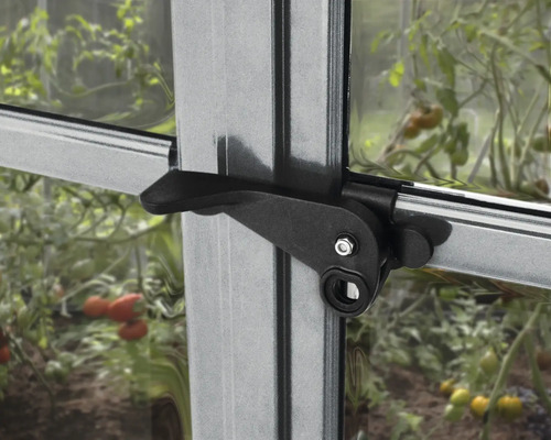 Vue détaillée d''une poignée de fenêtre sur une serre