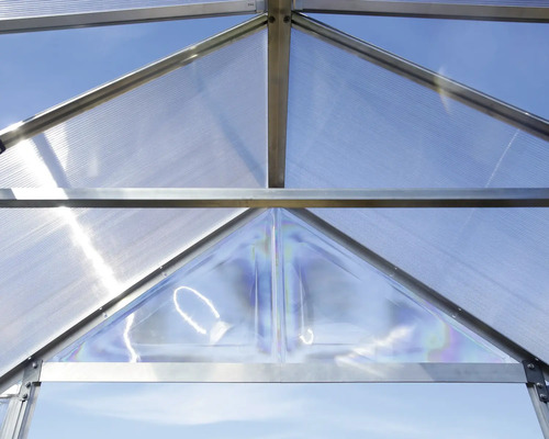 Vue détaillée du pignon d''une serre avec cadre en aluminium et plaques en polycarbonate
